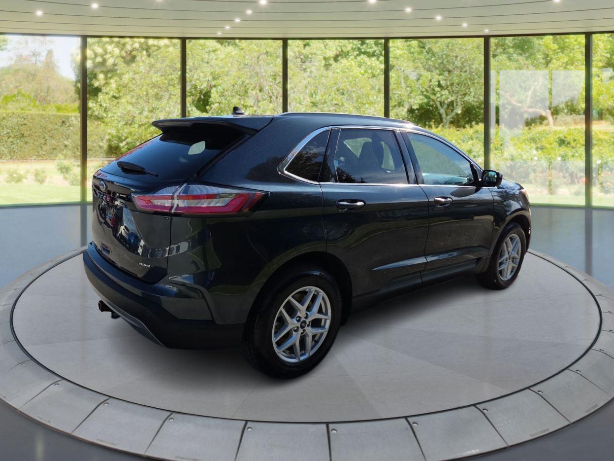 2022 Ford Edge SEL photo 2