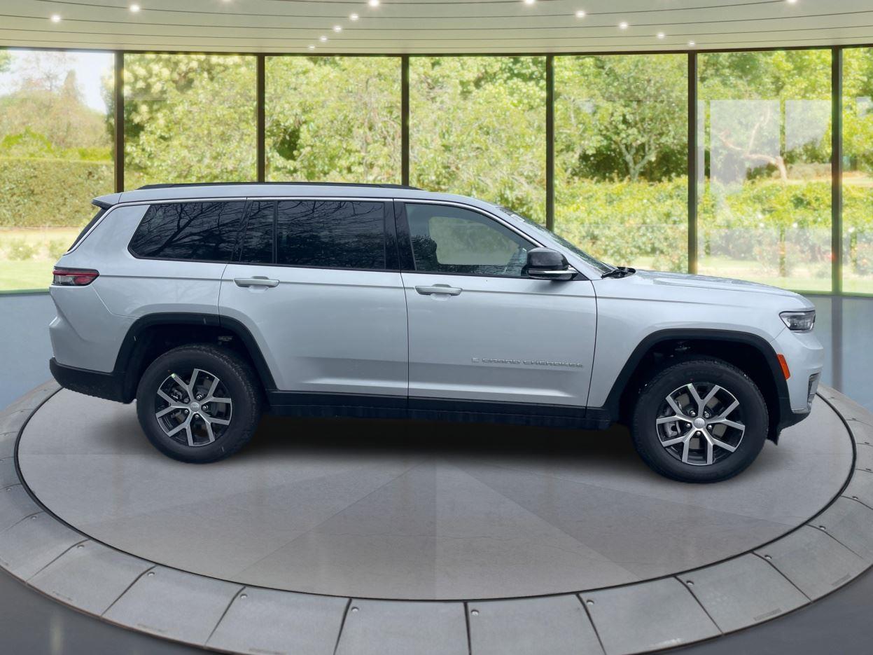 2025 Jeep Grand Cherokee L photo 2