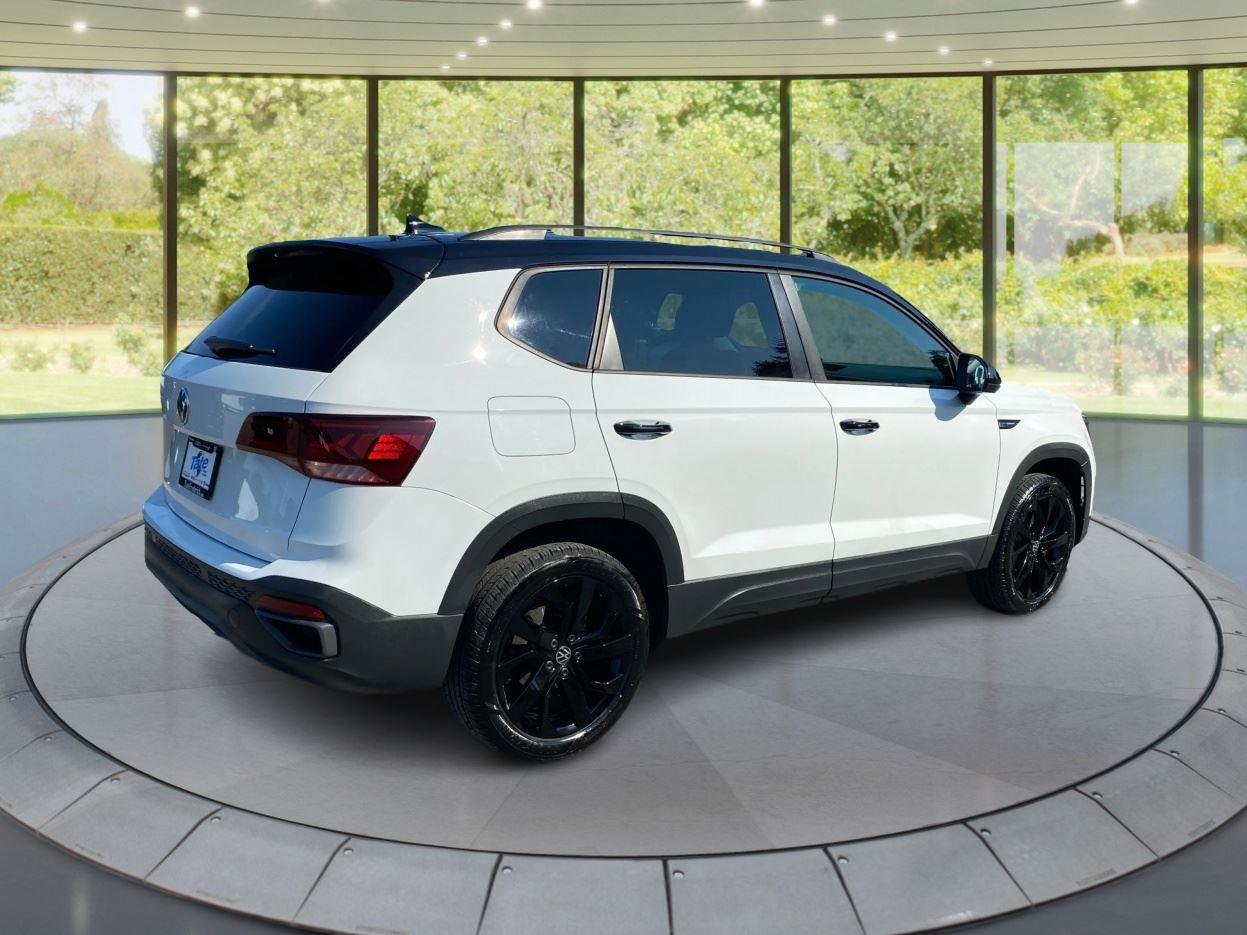 2024 Volkswagen Taos SE photo 3