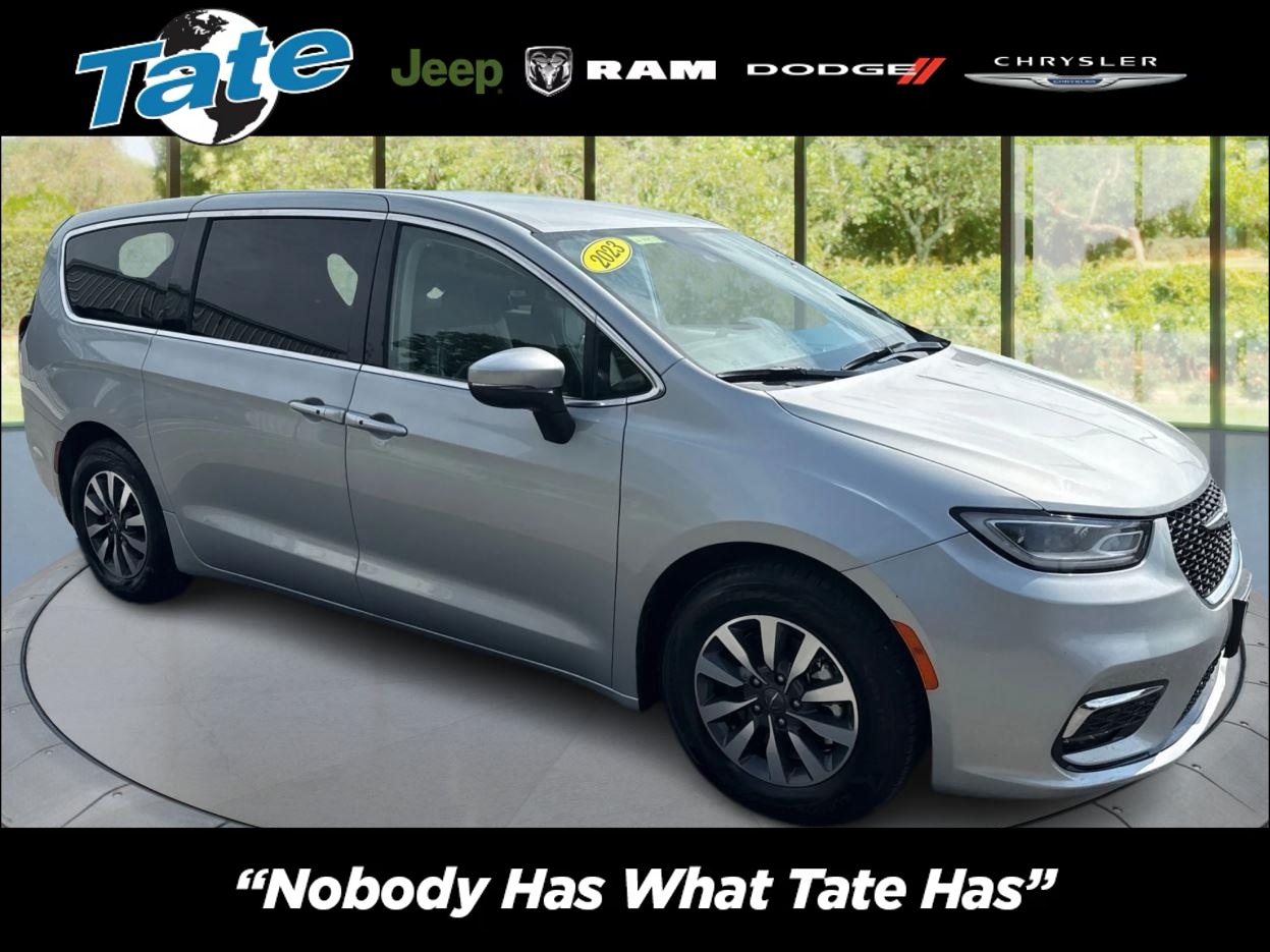 2023 Chrysler Pacifica Hybrid Touring L Hybrid's photo