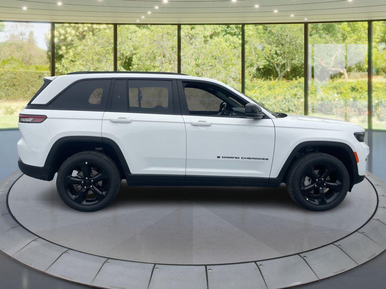 2025 Jeep Grand Cherokee Limited photo 2