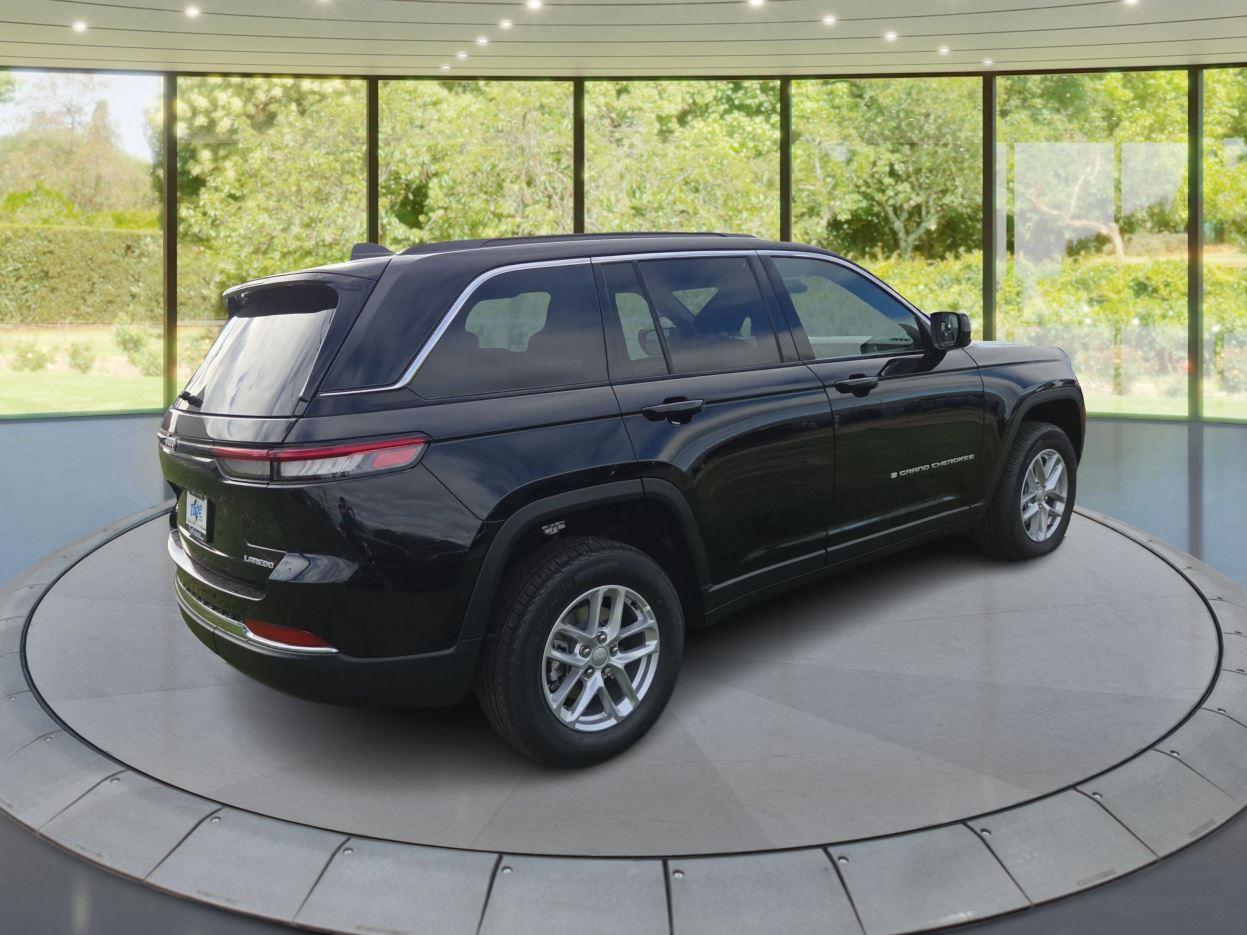 2025 Jeep Grand Cherokee Laredo Altitude photo 2