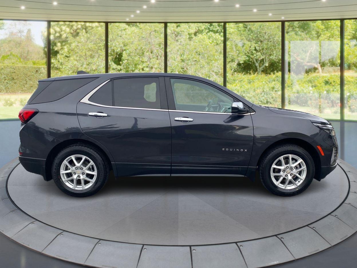 2023 Chevrolet Equinox LT photo 2