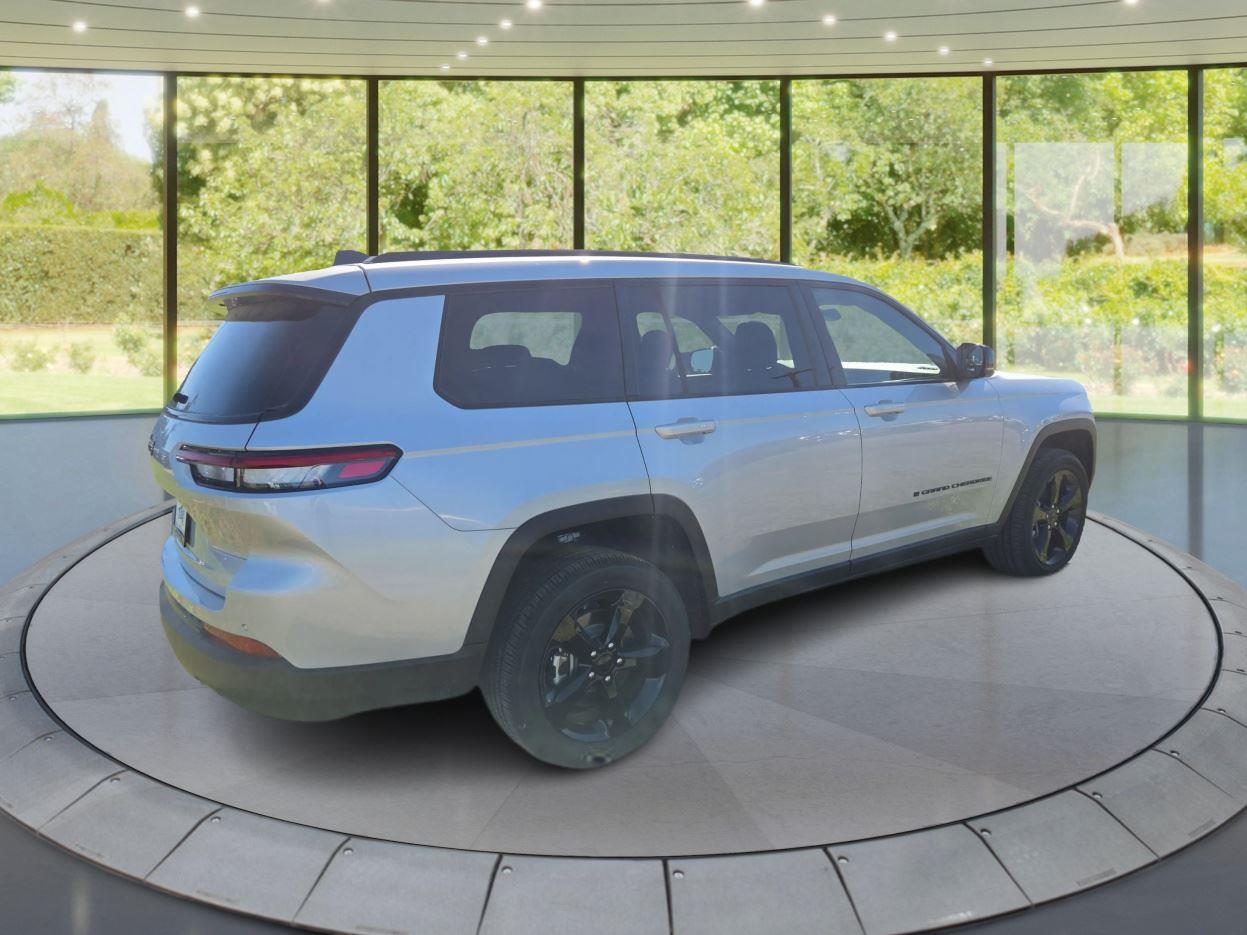 2025 Jeep Grand Cherokee Altitude photo 3