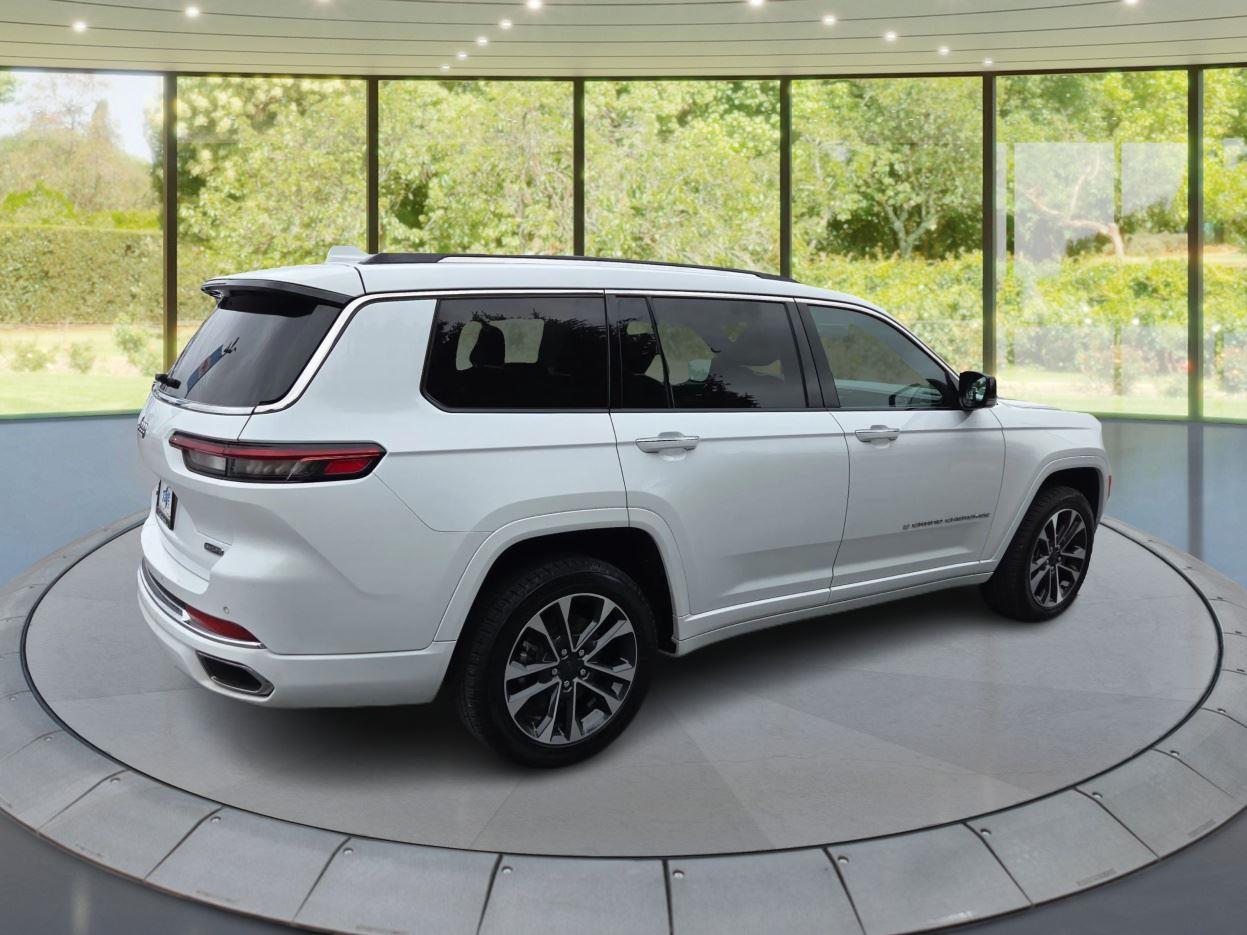 2022 Jeep Grand Cherokee Overland photo 3
