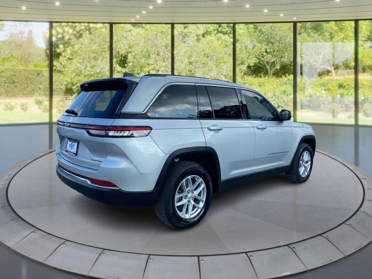 2023 Jeep Grand Cherokee Laredo photo 3