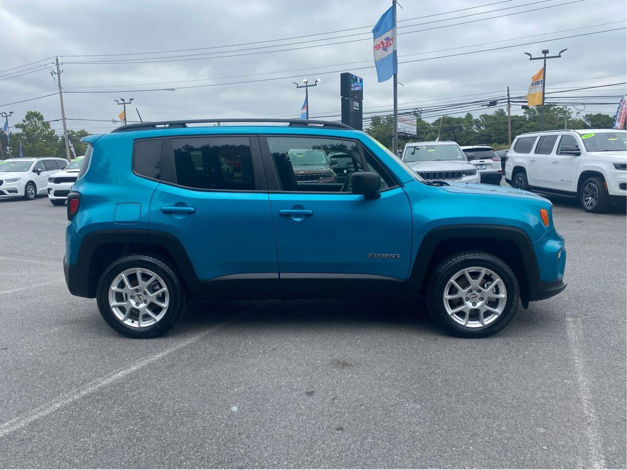 2022 Jeep Renegade Latitude photo 2