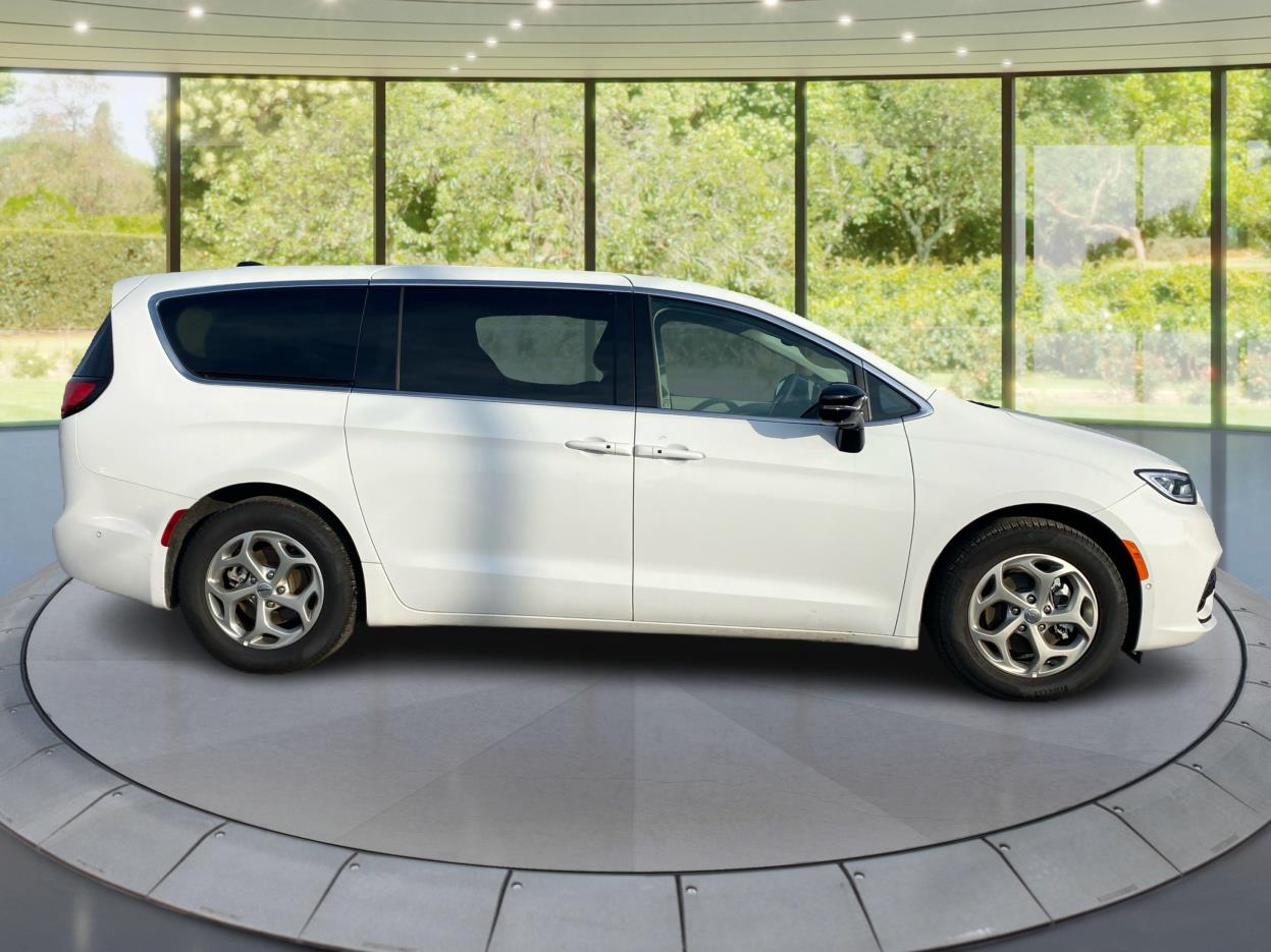 2024 Chrysler Pacifica Limited photo 2