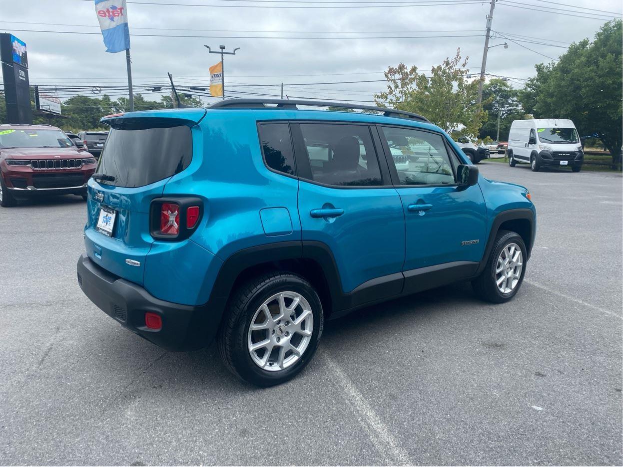 2022 Jeep Renegade Latitude photo 3