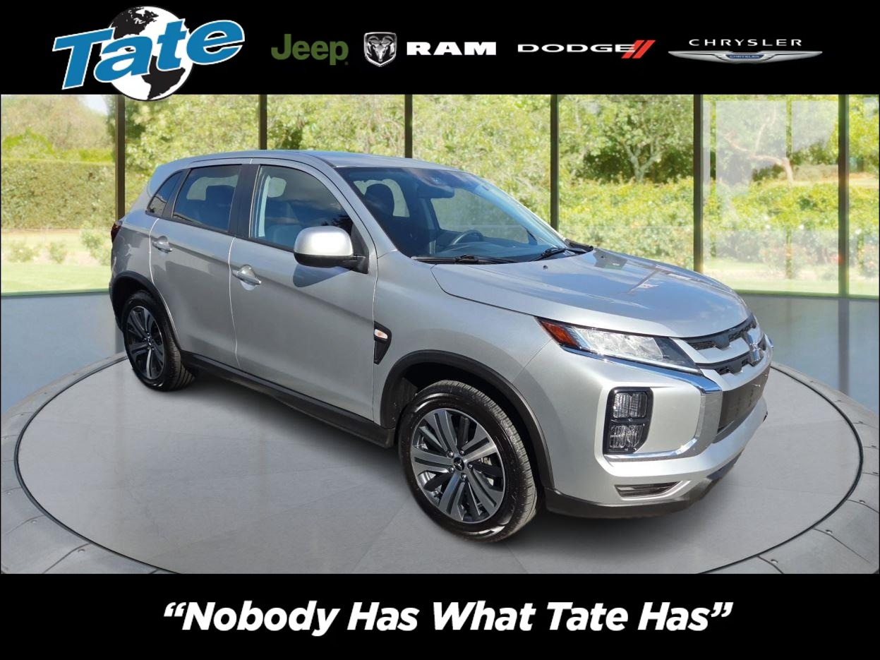 2024 Mitsubishi Outlander ES's photo