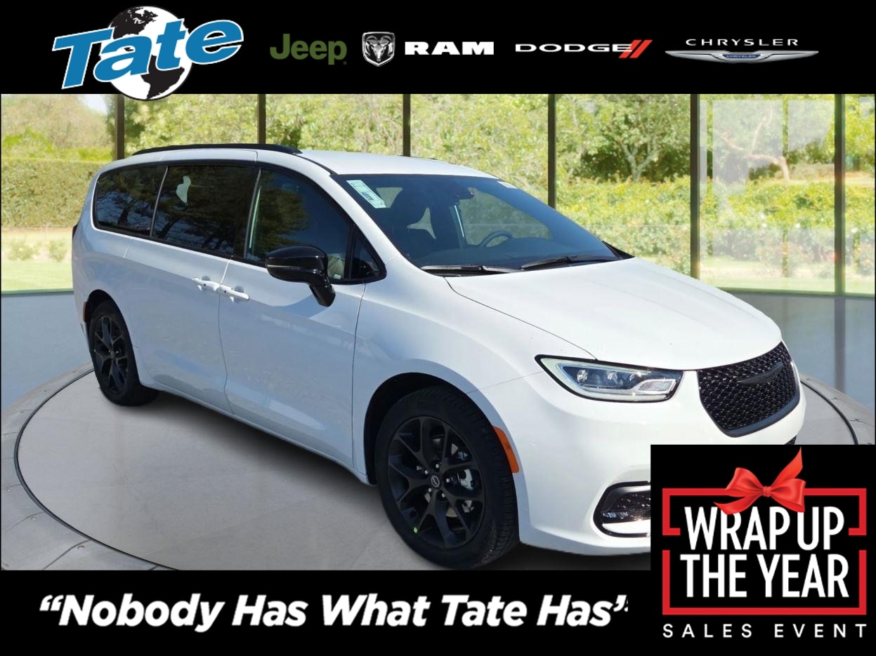 2026 Chrysler Pacifica Select's photo