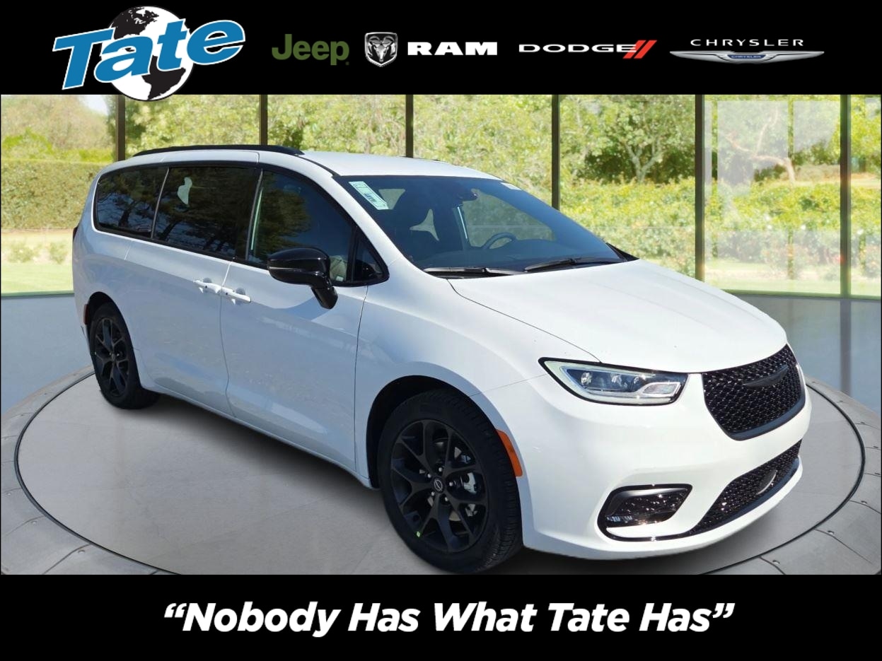 2026 Chrysler Pacifica Select's photo