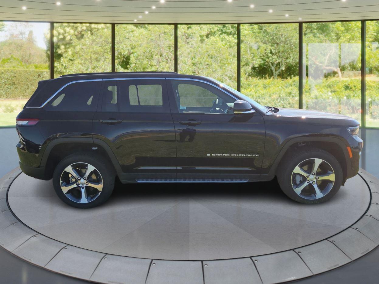 2025 Jeep Grand Cherokee Limited photo 2