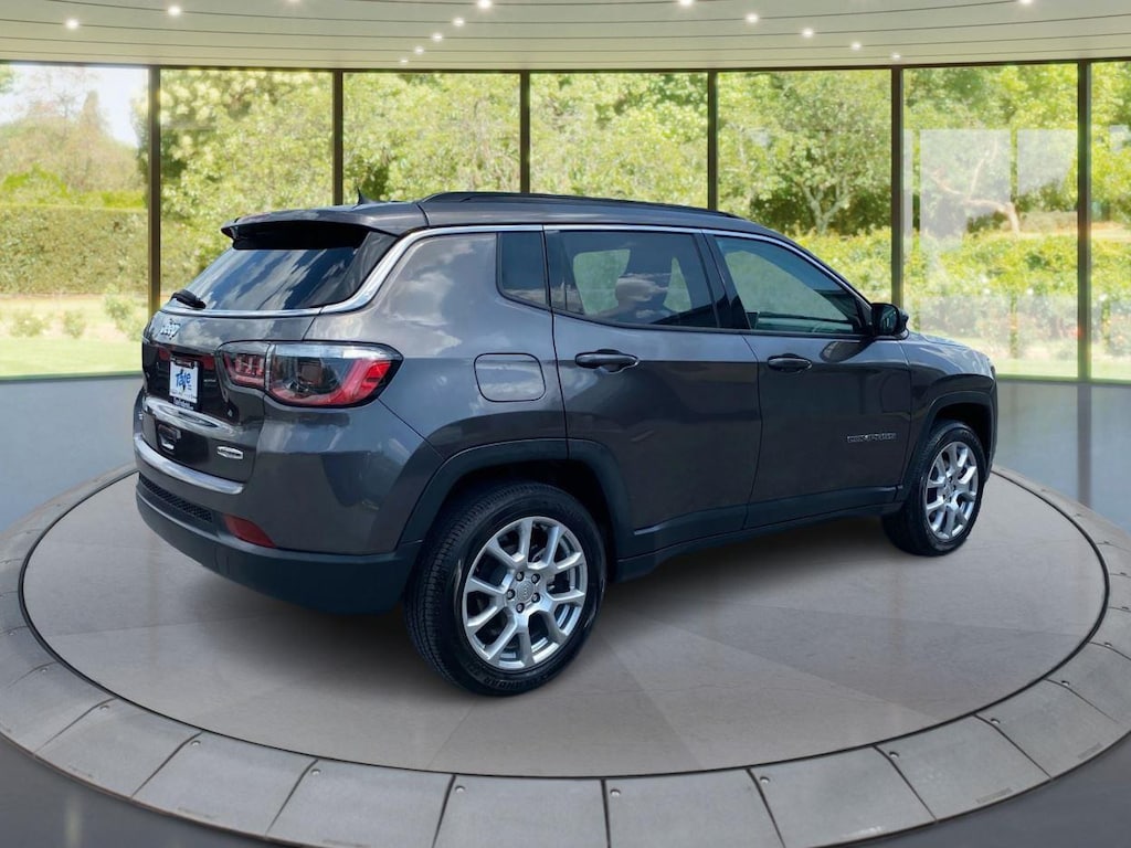 Used 2022 Jeep Compass Latitude Lux SUV