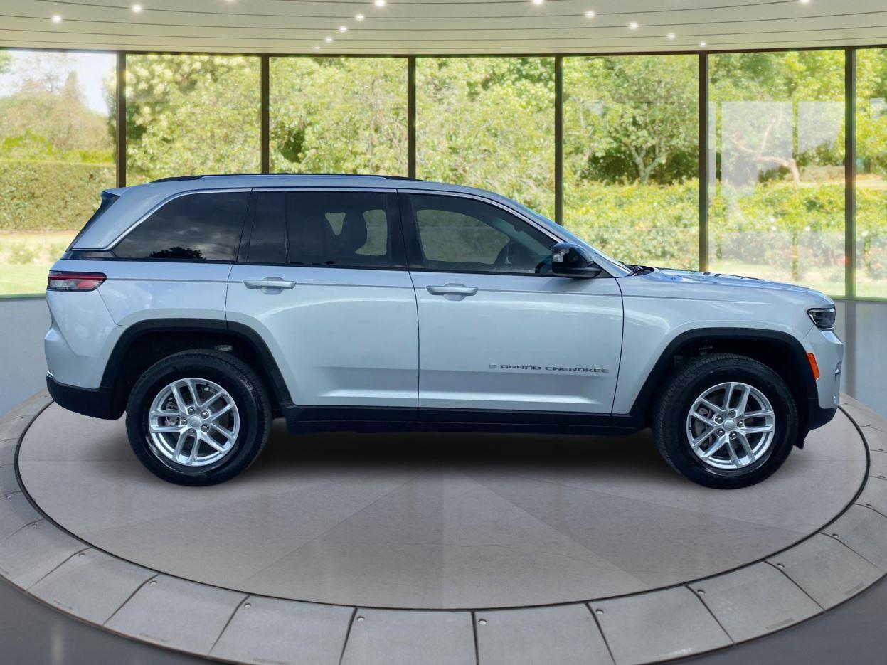 2023 Jeep Grand Cherokee Laredo photo 2