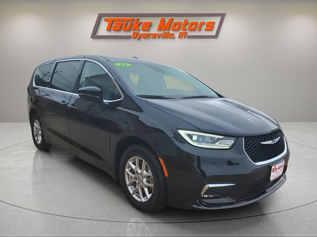 2024 Chrysler Pacifica Touring L's photo