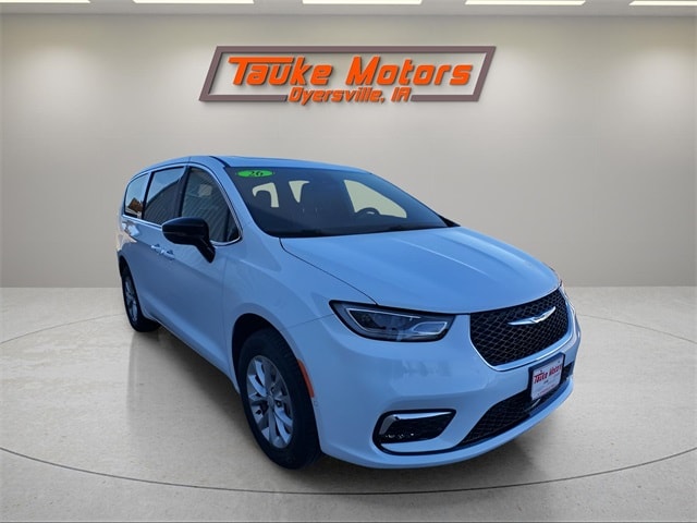 2026 Chrysler Pacifica Limited's photo