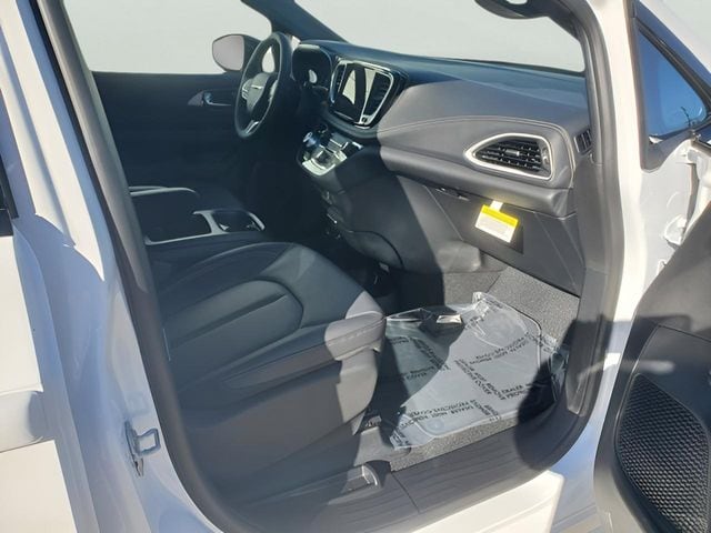 2026 Chrysler Pacifica Select - Photo 47