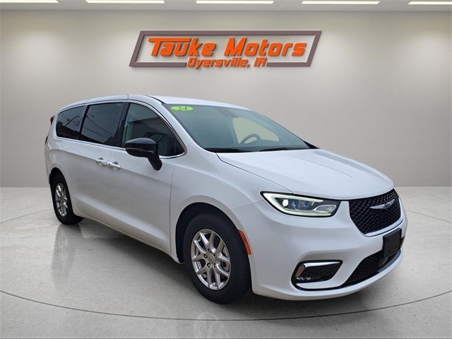 2024 Chrysler Pacifica Touring L's photo