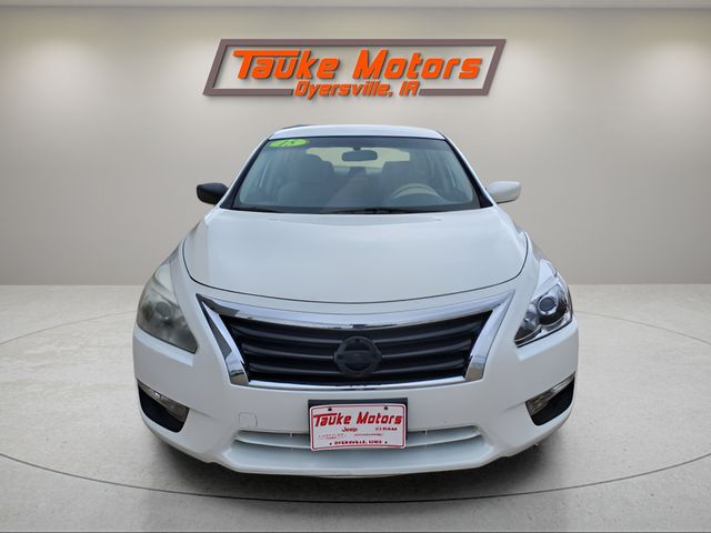 Used 2015 Nissan Altima S with VIN 1N4AL3AP2FC181981 for sale in Dyersville, IA