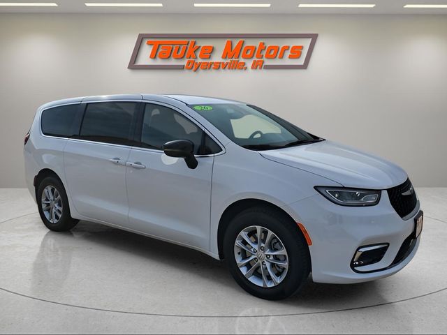 2026 Chrysler Pacifica Select AWD's photo