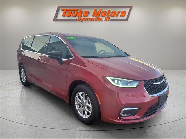 2025 Chrysler Pacifica Select's photo