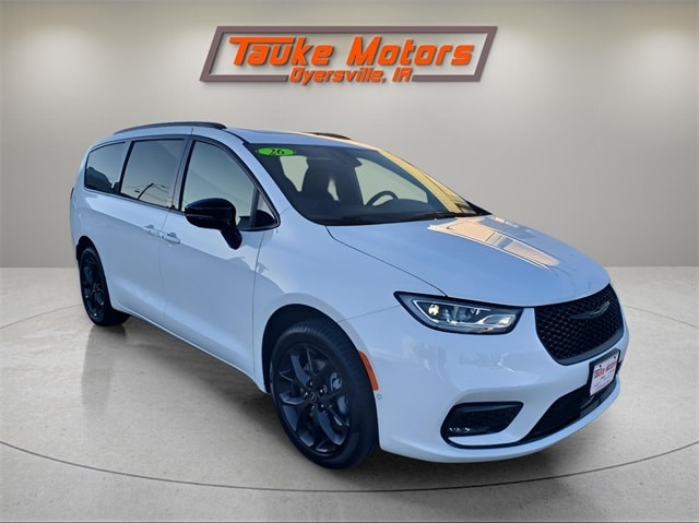 2026 Chrysler Pacifica Limited's photo