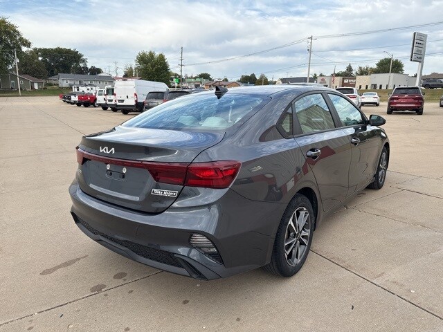 2023 Kia Forte LXS photo 2