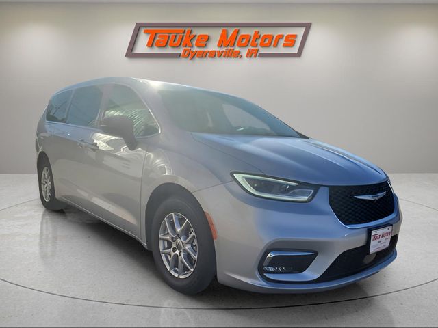 2024 Chrysler Pacifica Touring L's photo