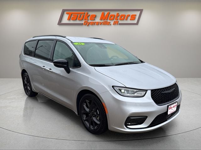 2026 Chrysler Pacifica Select's photo
