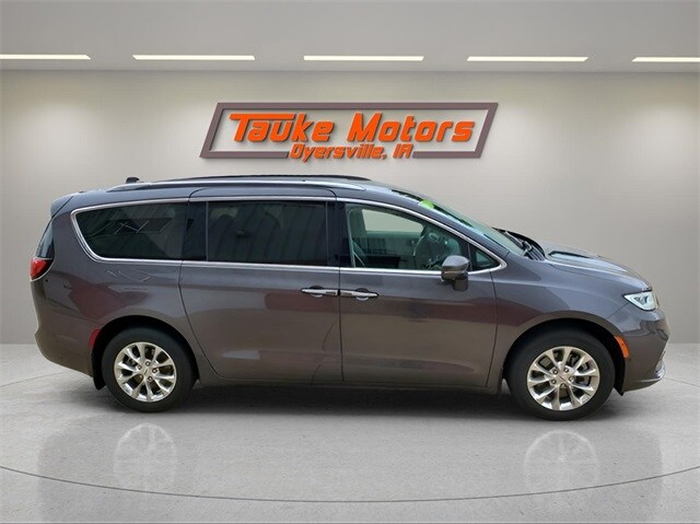 2021 Chrysler Pacifica Touring L photo 2