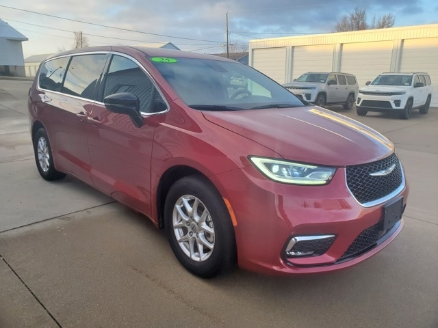 2025 Chrysler Pacifica Select's photo