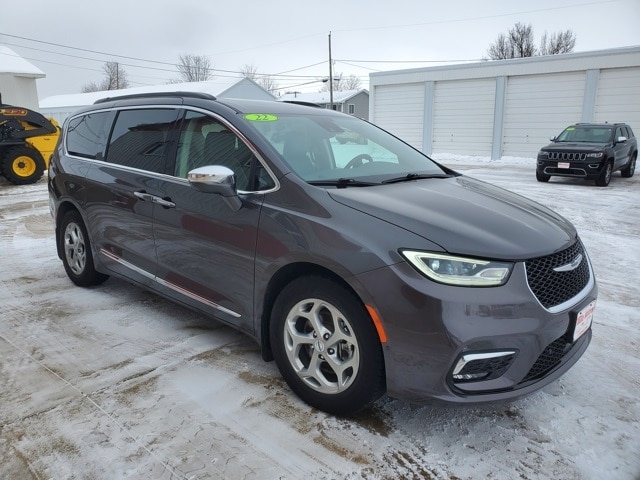 2022 Chrysler Pacifica Limited's photo