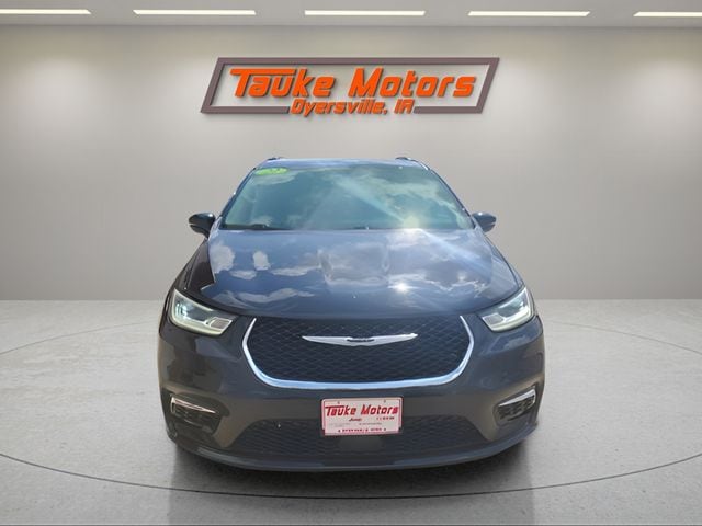 Used 2022 Chrysler Pacifica Touring L with VIN 2C4RC1BG2NR176463 for sale in Dyersville, IA
