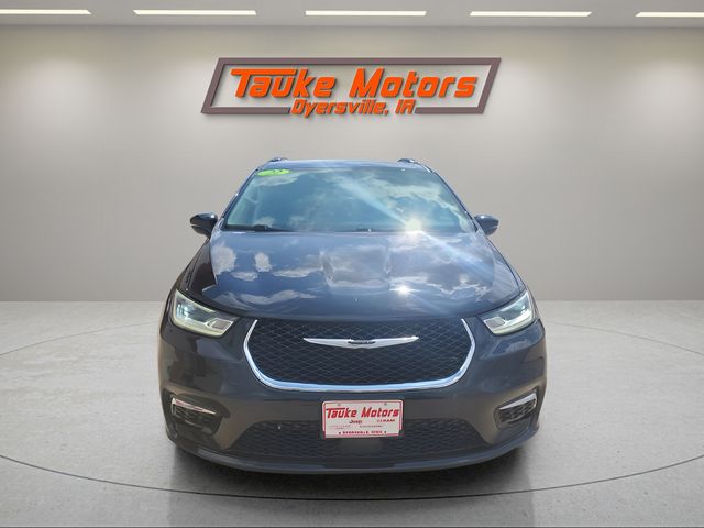 Used 2022 Chrysler Pacifica Touring L with VIN 2C4RC1BG2NR176463 for sale in Dyersville, IA