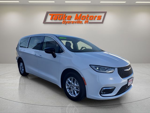 2024 Chrysler Pacifica Touring L's photo