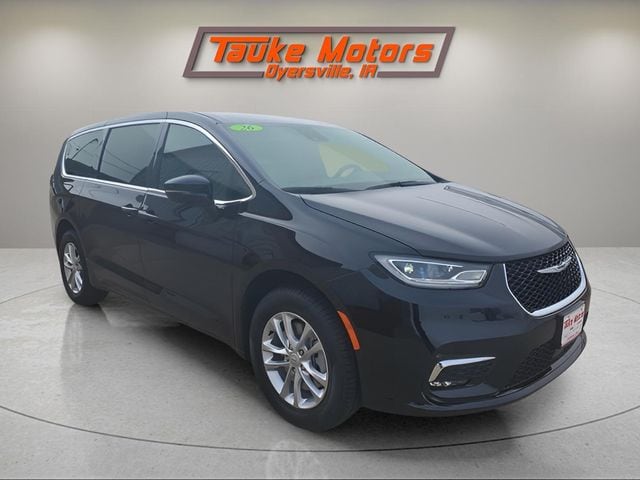 2026 Chrysler Pacifica Select AWD's photo