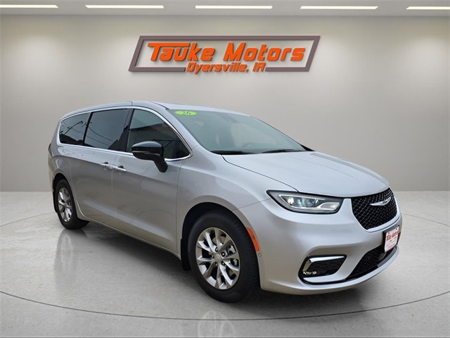 2026 Chrysler Pacifica Limited's photo