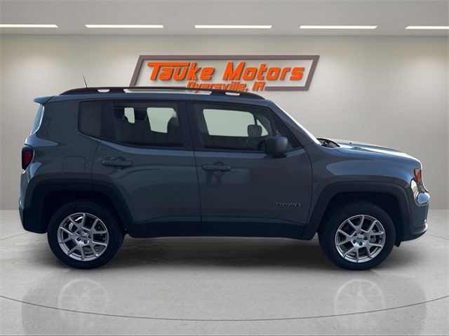 Used 2022 Jeep Renegade Sport with VIN ZACNJDA11NPN95862 for sale in Dyersville, IA
