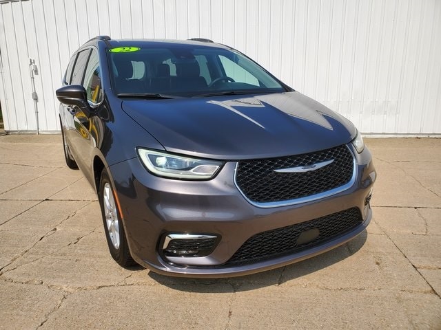 Used 2022 Chrysler Pacifica Touring L with VIN 2C4RC1BG7NR109826 for sale in Dyersville, IA