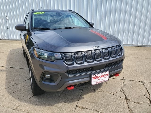 Used 2022 Jeep Compass Trailhawk with VIN 3C4NJDDB2NT156623 for sale in Dyersville, IA