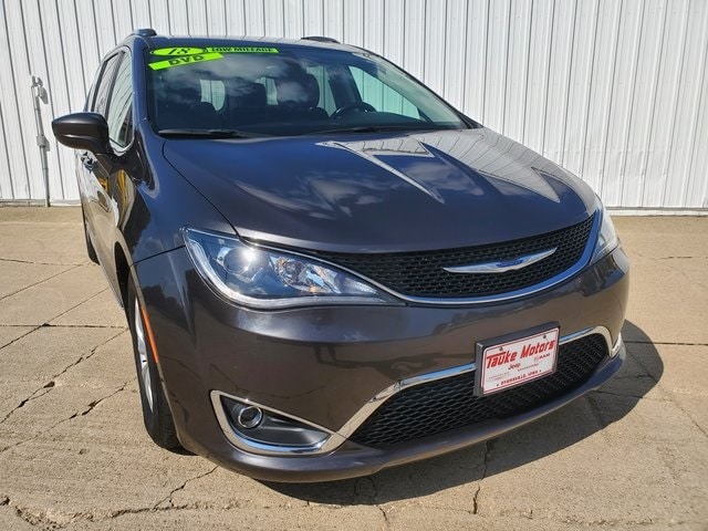 Used 2018 Chrysler Pacifica Touring L Plus with VIN 2C4RC1EG5JR121043 for sale in Dyersville, IA