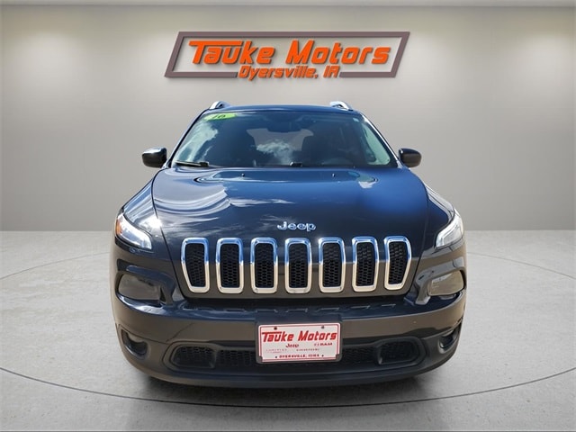 Used 2016 Jeep Cherokee Latitude with VIN 1C4PJMCS9GW368913 for sale in Dyersville, IA