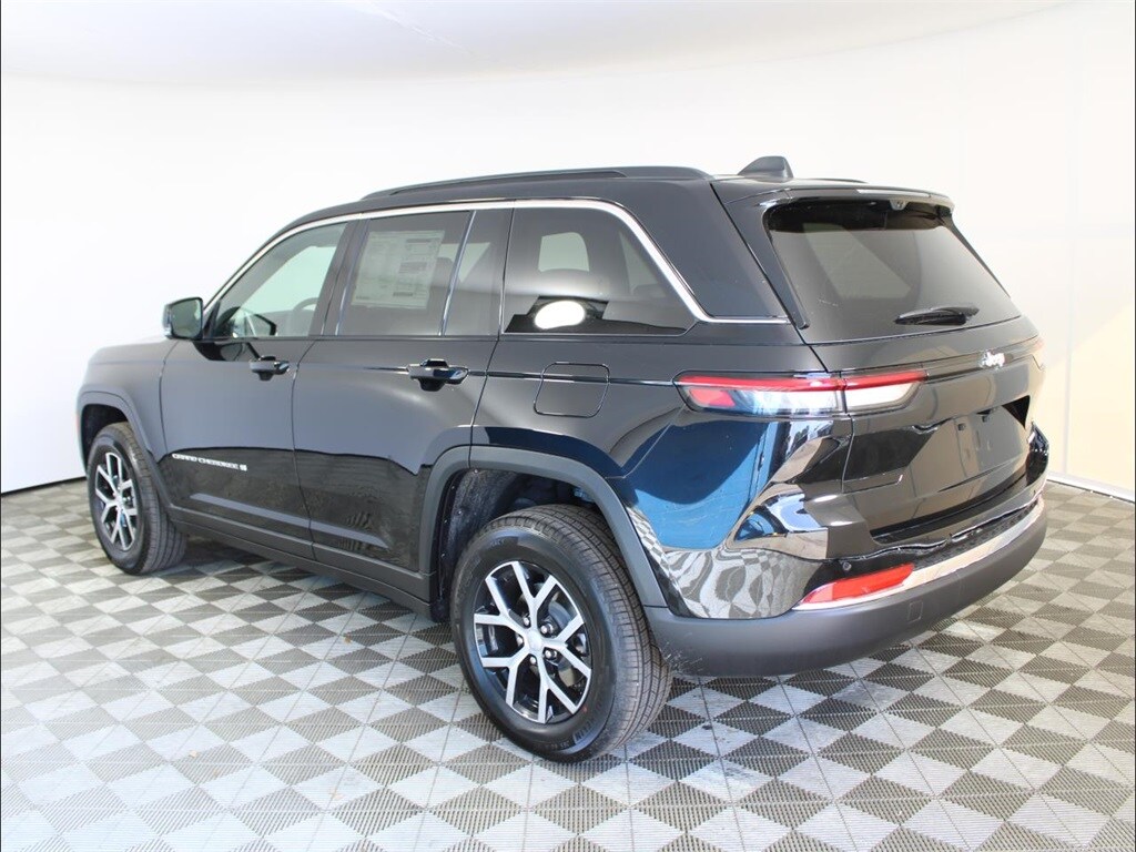 2025 Jeep Grand Cherokee Limited photo 3