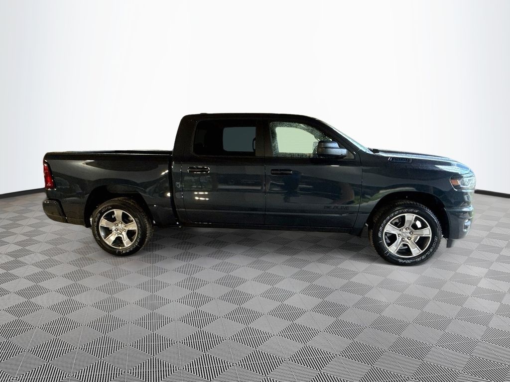 New 2026 Ram 1500 EXPRESS CREW CAB 4X2 5'7 BOX Pickup