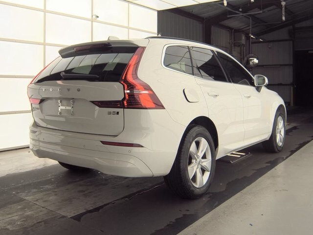 2022 Volvo XC60 B5 Momentum photo 2