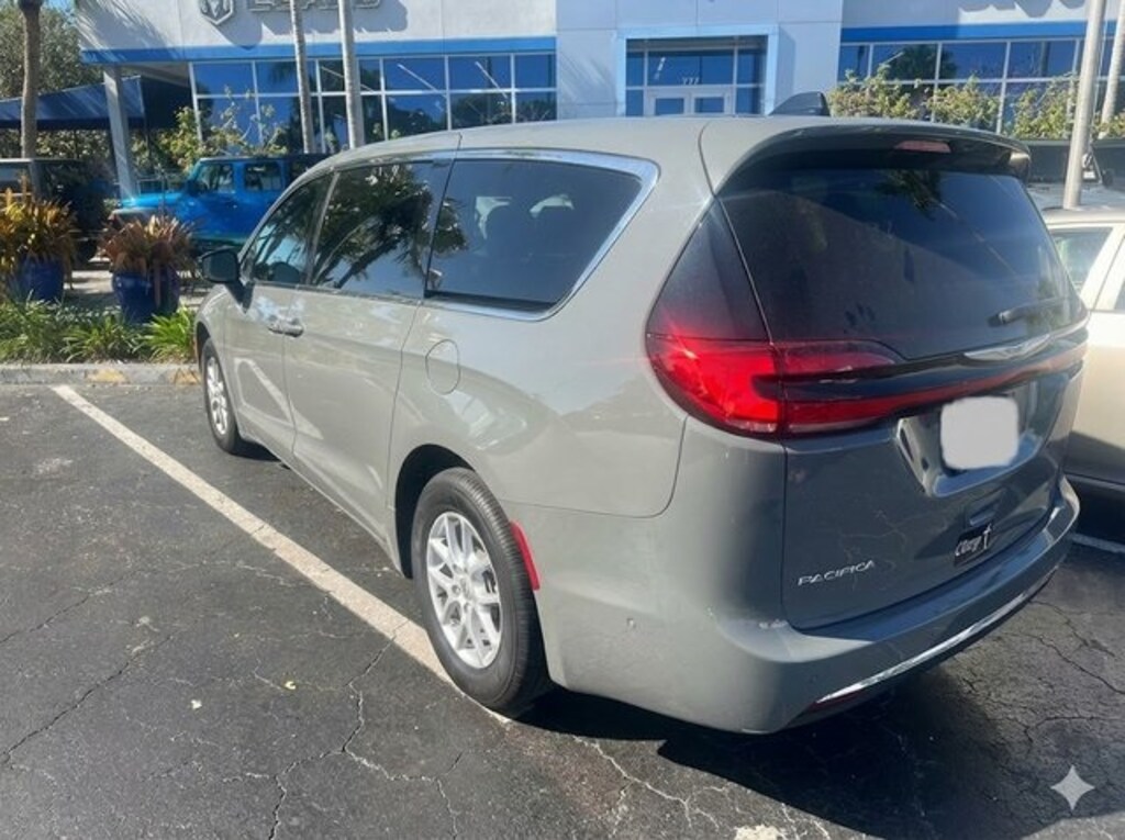 Used 2025 Chrysler Pacifica Select Minivan/Van