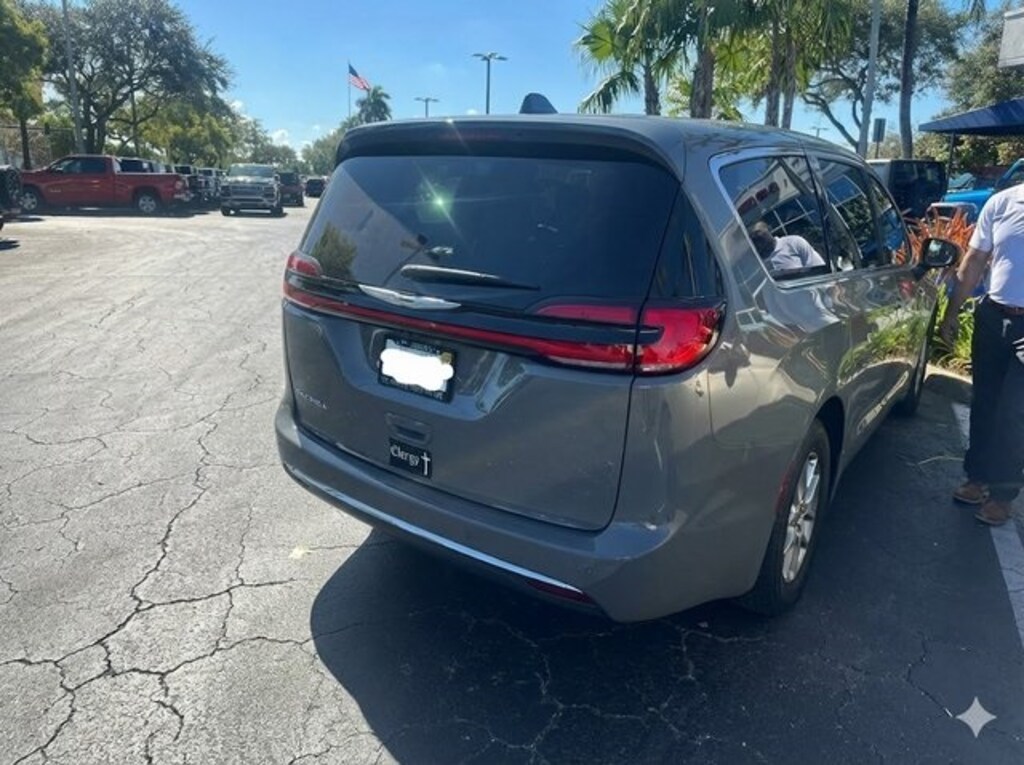 Used 2025 Chrysler Pacifica Select Minivan/Van