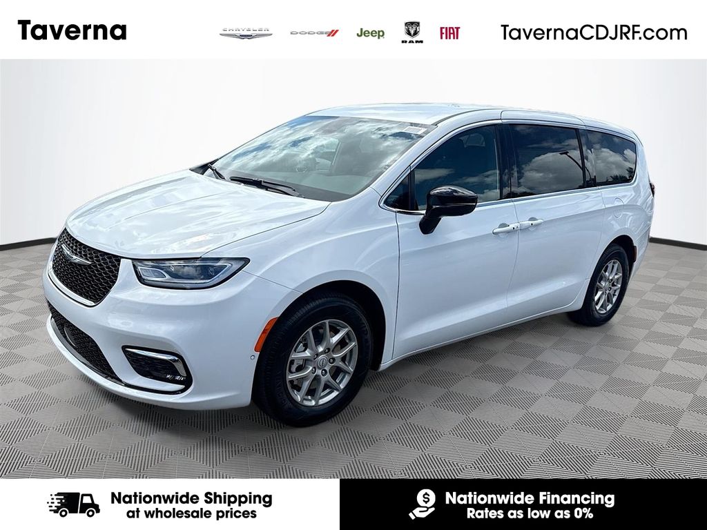 2026 Chrysler Pacifica Select's photo