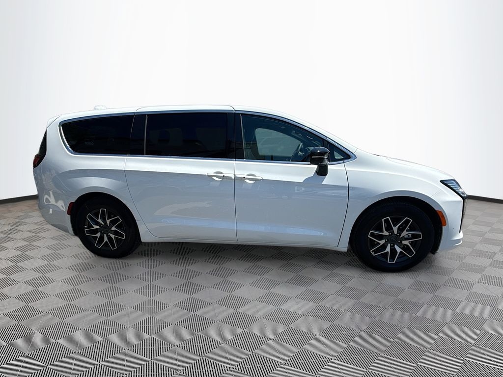 New 2027 Chrysler Pacifica LIMITED Passenger Van
